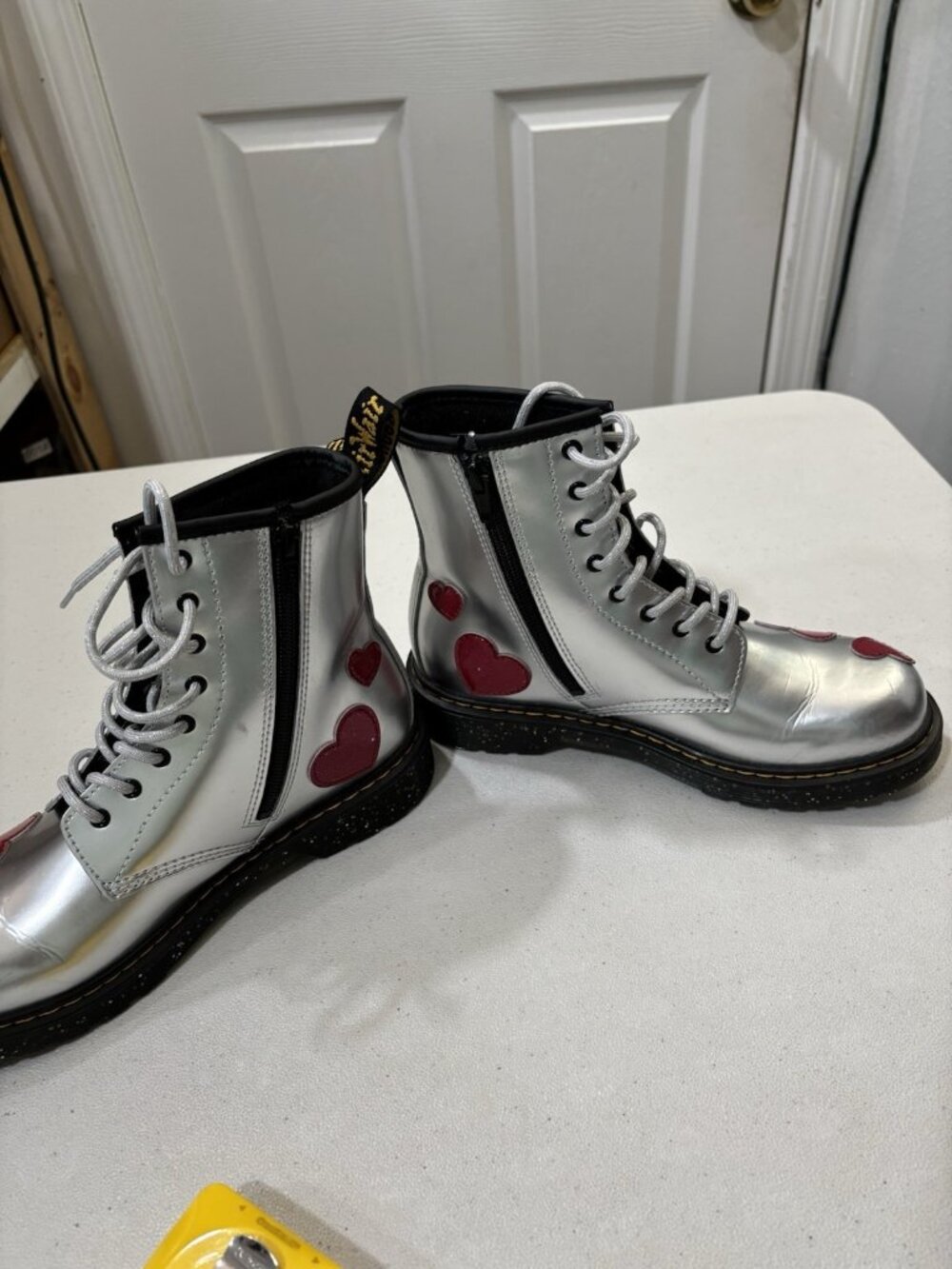Dr Martens 1460 Junior Boots In Metallic Silver Patent Finish Red Hearts Size 6W - Picture 3 of 14
